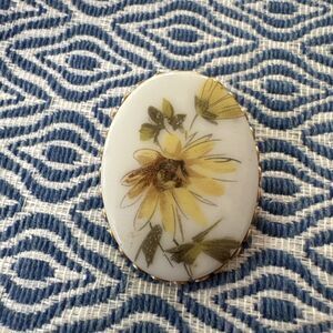 Vintage Acrylic Floral Porcelain White Yellow DaisyFlower Brooch Gold Frame Oval